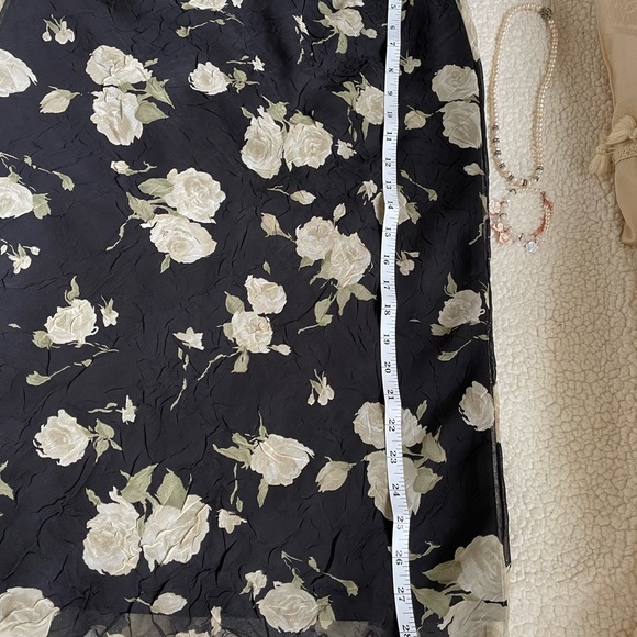 Beautiful floral skirts ,has lining the top of skirts is stretchy - Picture 2 of 9